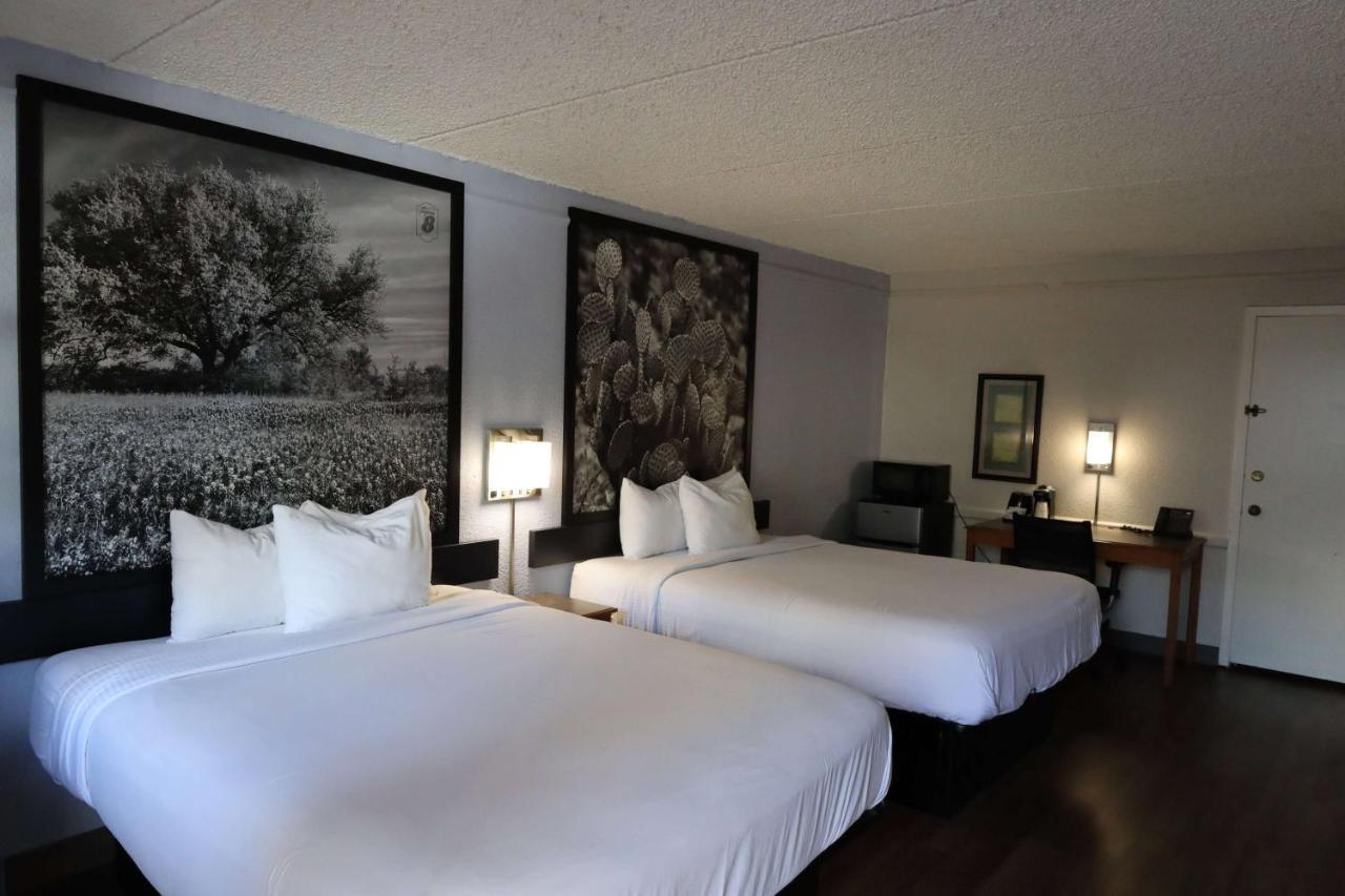 Super 8 By Wyndham Austin South I-35 Hotel Exterior photo