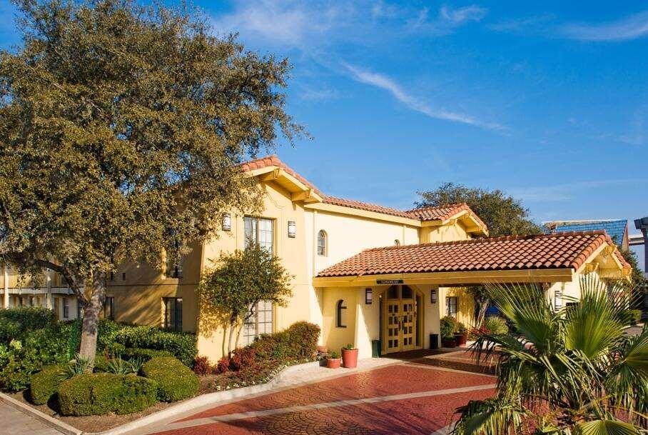 Super 8 By Wyndham Austin South I-35 Hotel Exterior photo