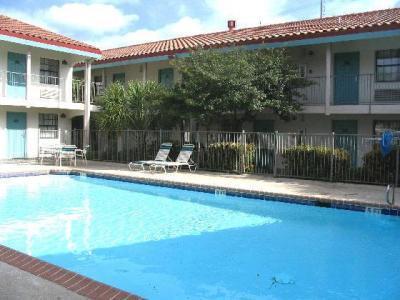 Super 8 By Wyndham Austin South I-35 Hotel Exterior photo