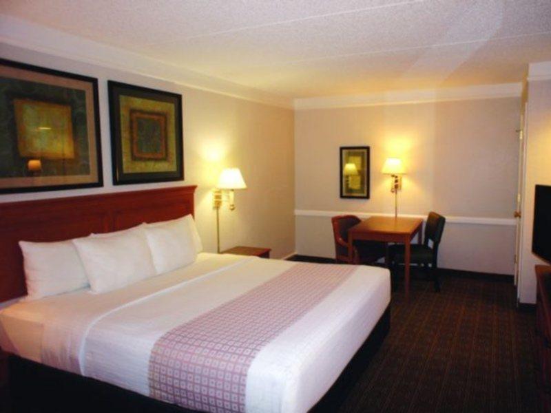 Super 8 By Wyndham Austin South I-35 Hotel Exterior photo