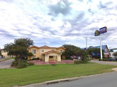 Super 8 By Wyndham Austin South I-35 Hotel Exterior photo